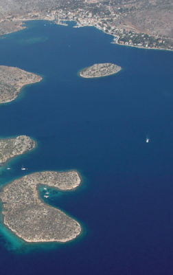 L’ancoraggio di Kiseli adası e sullo sfondo l'abitato di Bozburun.
