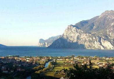 Il Lago di Garda si «resetta» dopo 20 anni: con il vento forte rimescolamento totale delle acque e ricarica record di ossigeno